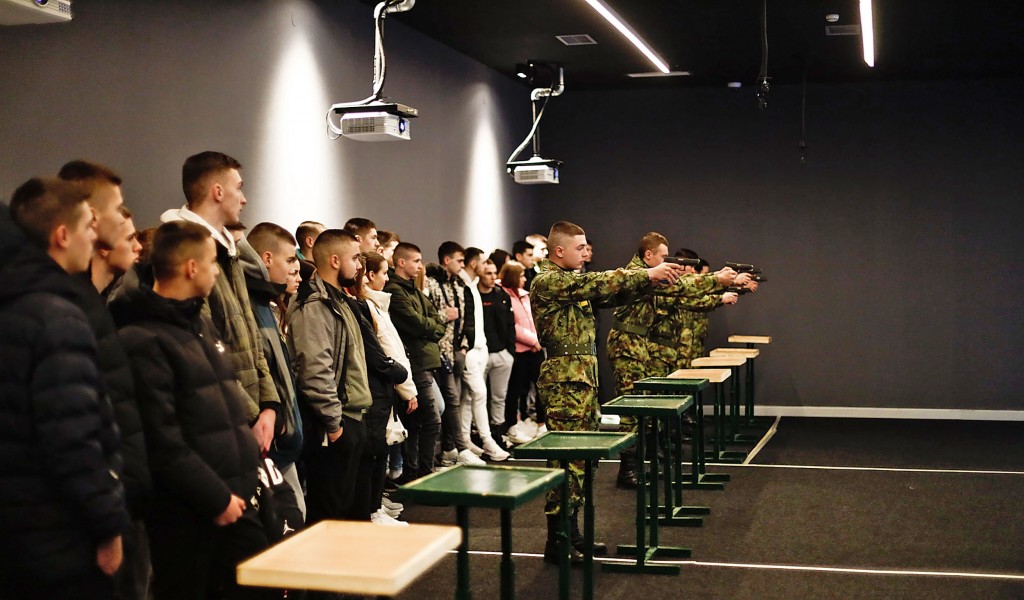 Ученици средњих школа обишли Војну академију