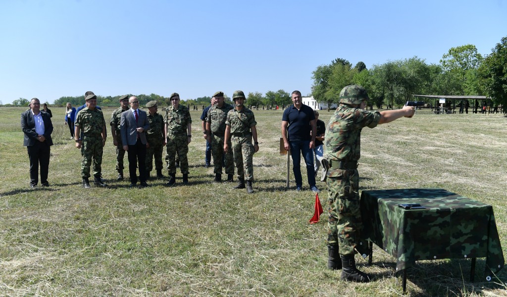 Minister Vučević visits cadets in training at Army Training Centre in Sombor