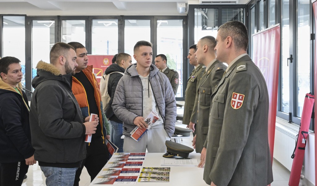 Припадници Министарства одбране и Војске Србије на Сајму професионалне оријентације у Пироту