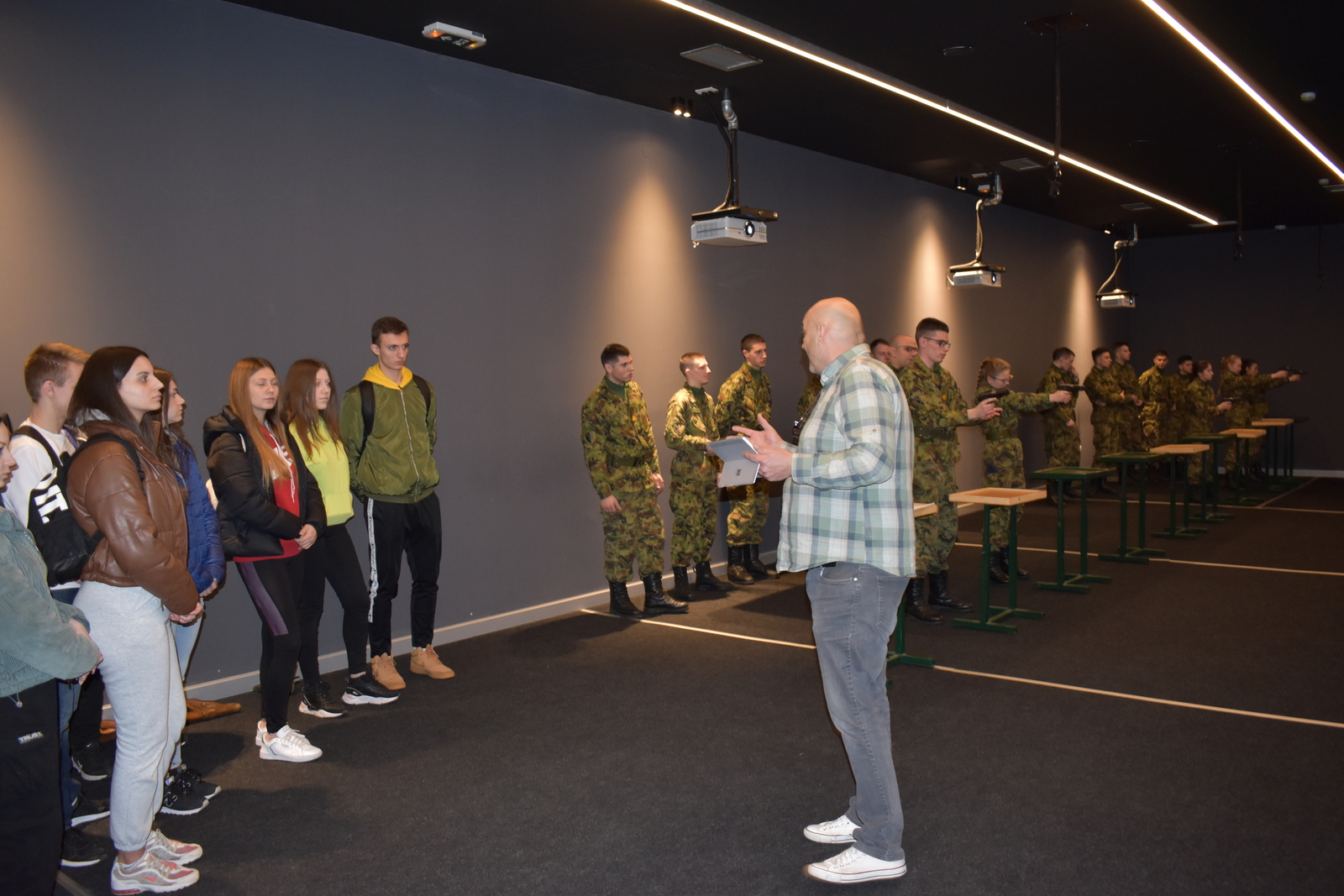 Ученици из Вршца посетили Војну академију